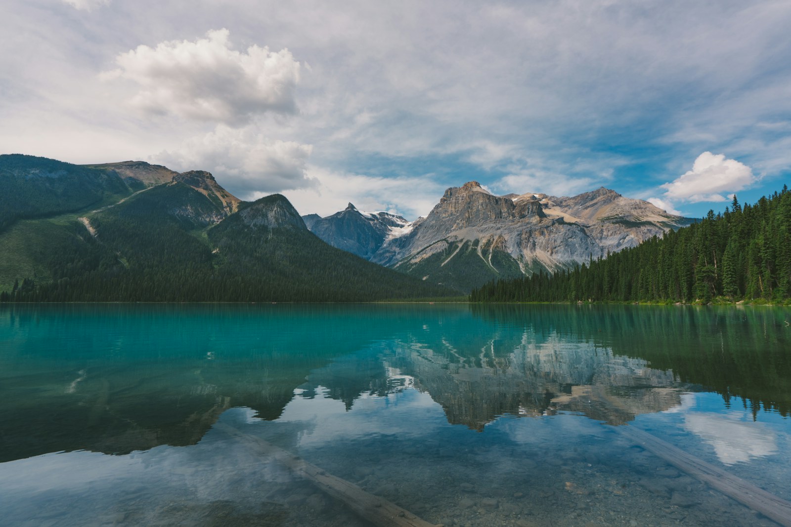 Lago entre montañas y bosque